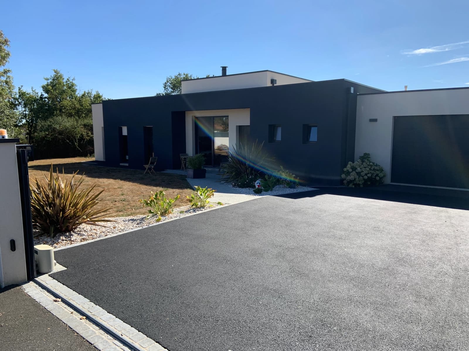 Space Bright house with large through-hung windows - 0