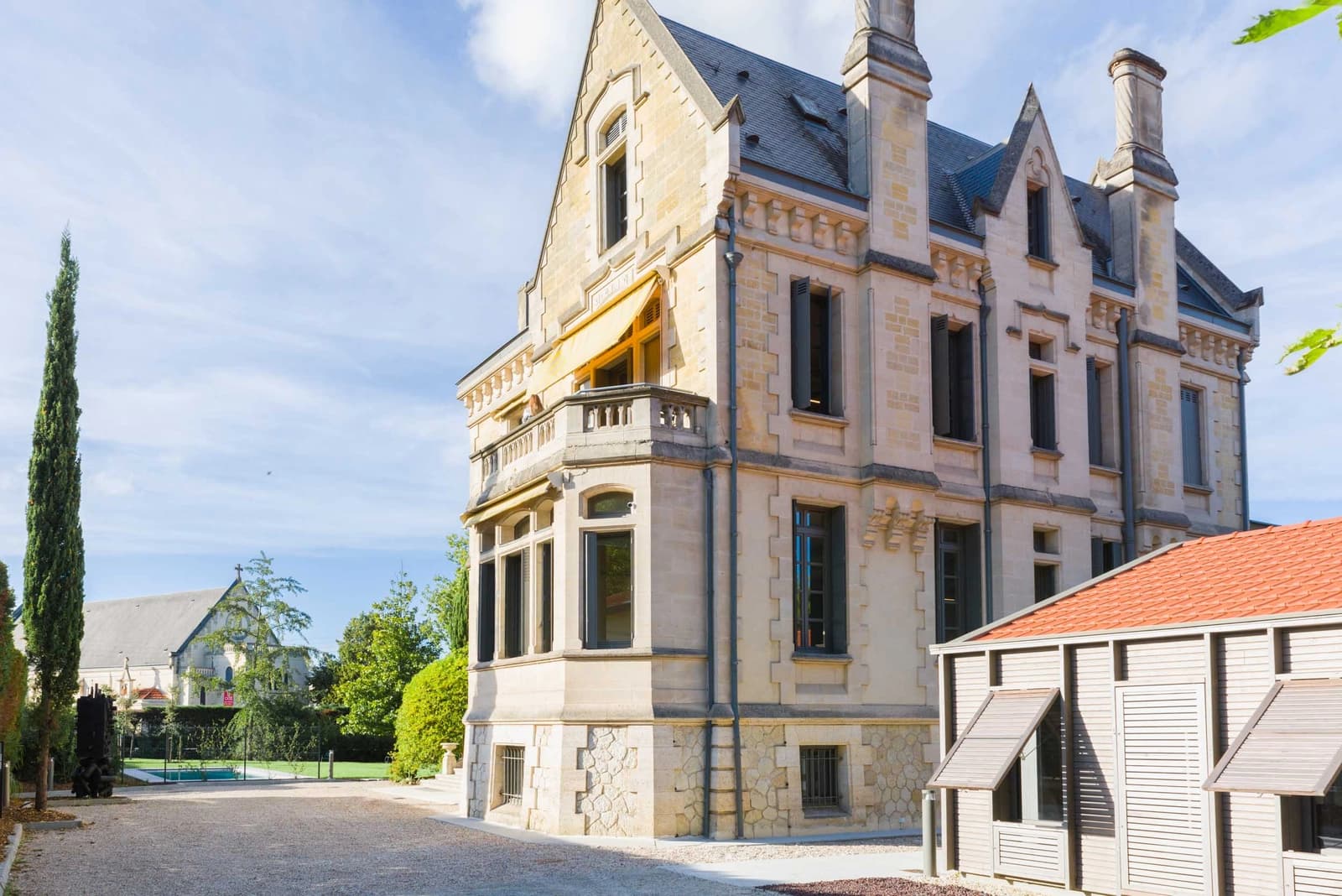 Espace Château avec son jardin paysager et sa piscine - 1