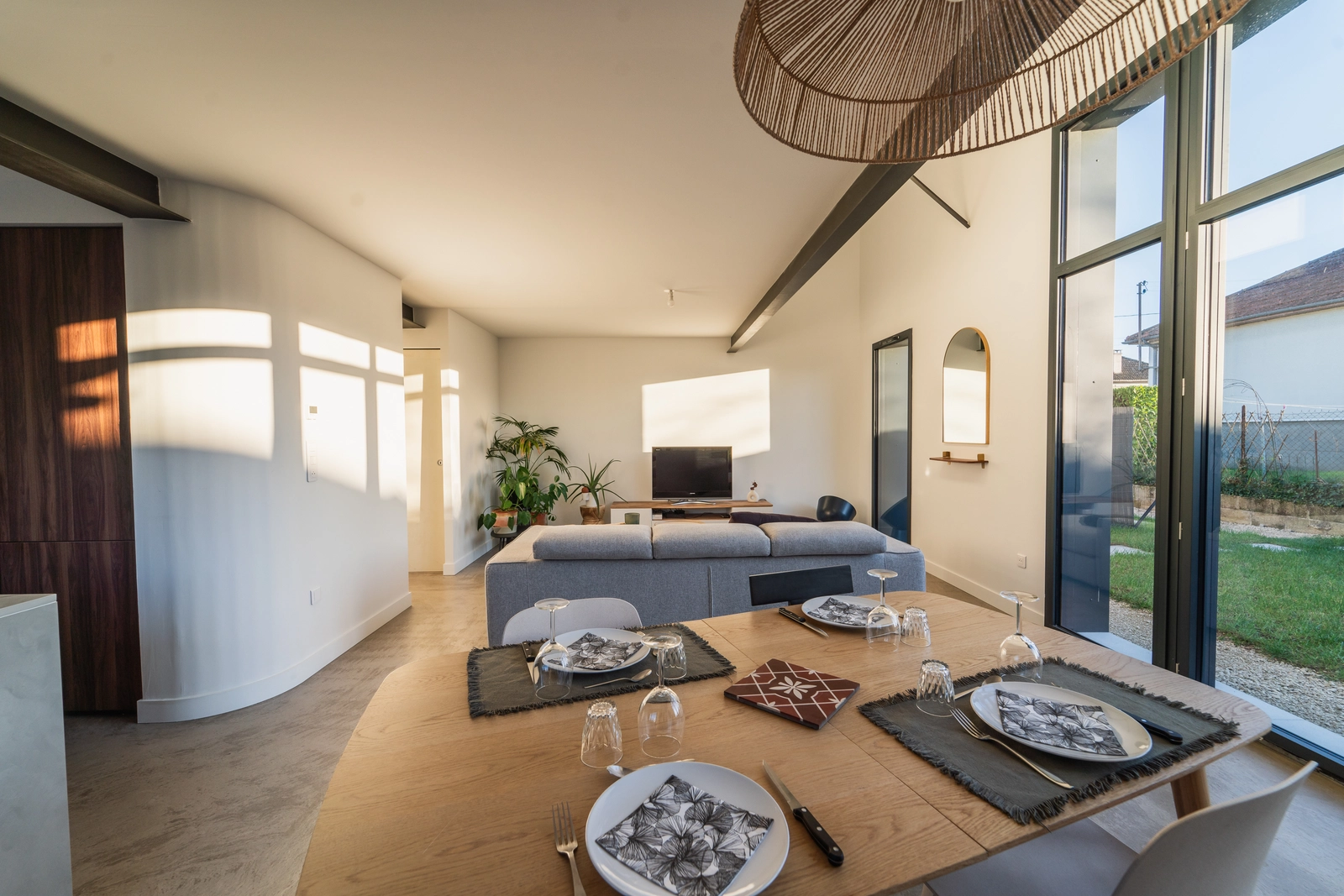 Space Renovated bright loft with contemporary volumes, a glass conservatory and a natural atmosphere - 3