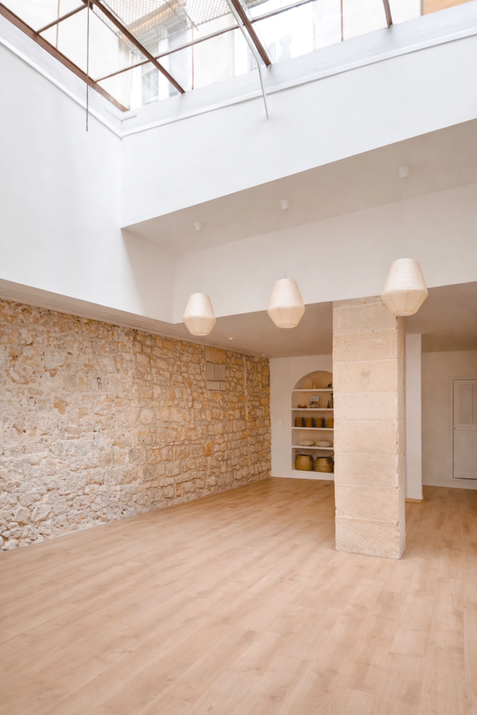 Espace Salle de yoga / bien-être et pleine de charme au cœur du Marais – grande verrière & murs en pierre - 3