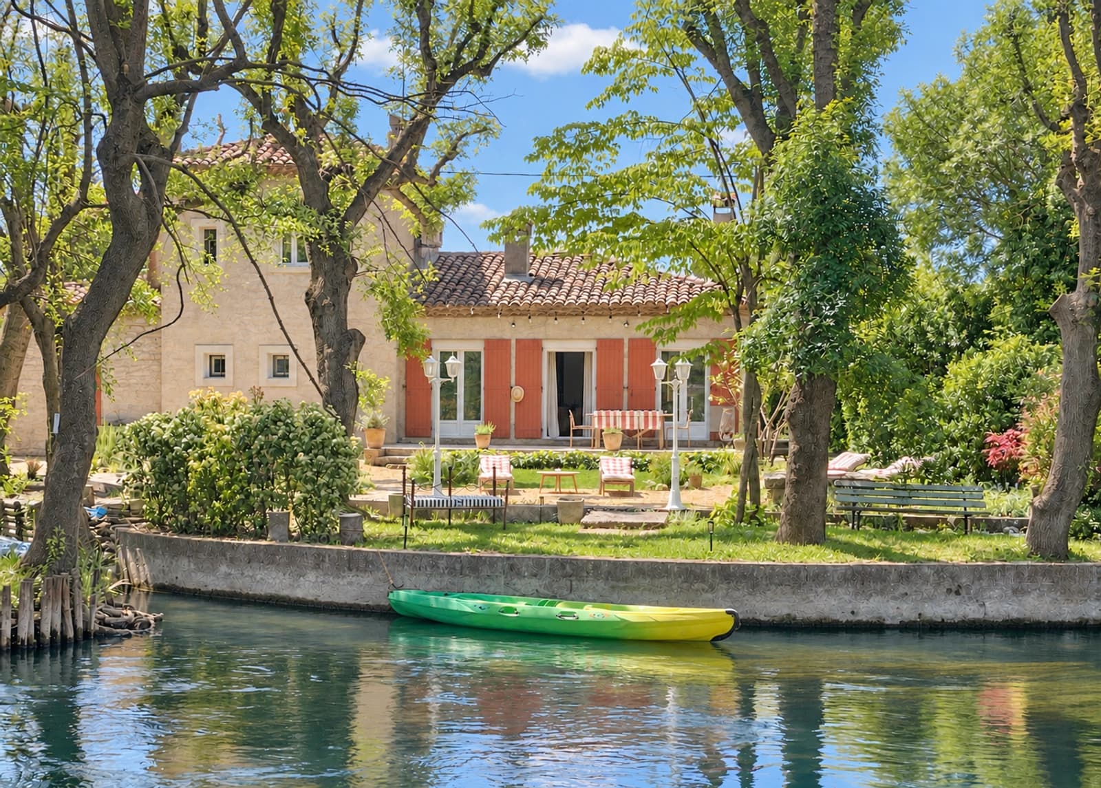 Space Artist's House in Provence - Garden by the Water with Private Access to the Sorgue - 0