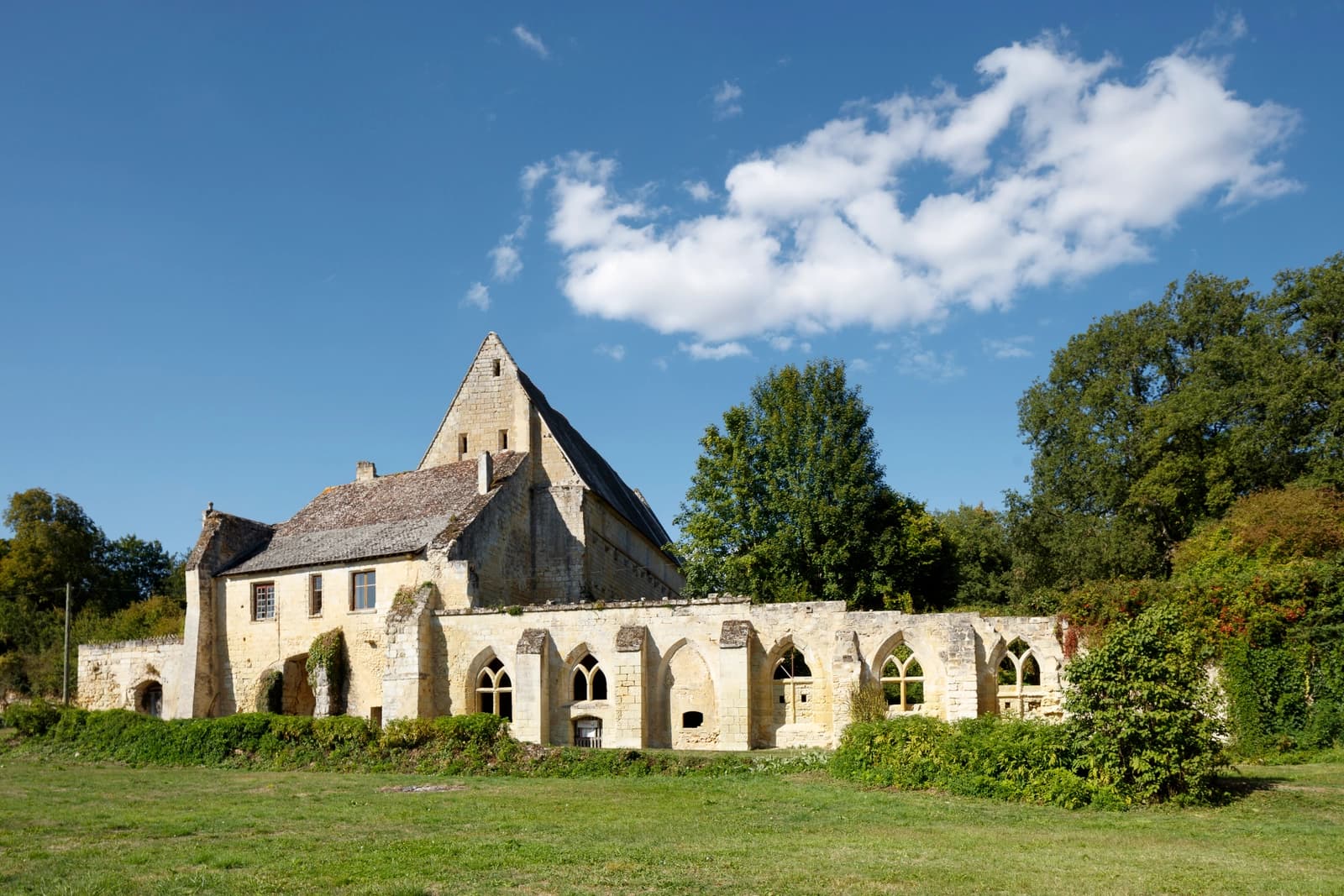 Space An abbey in the heart of nature - 1