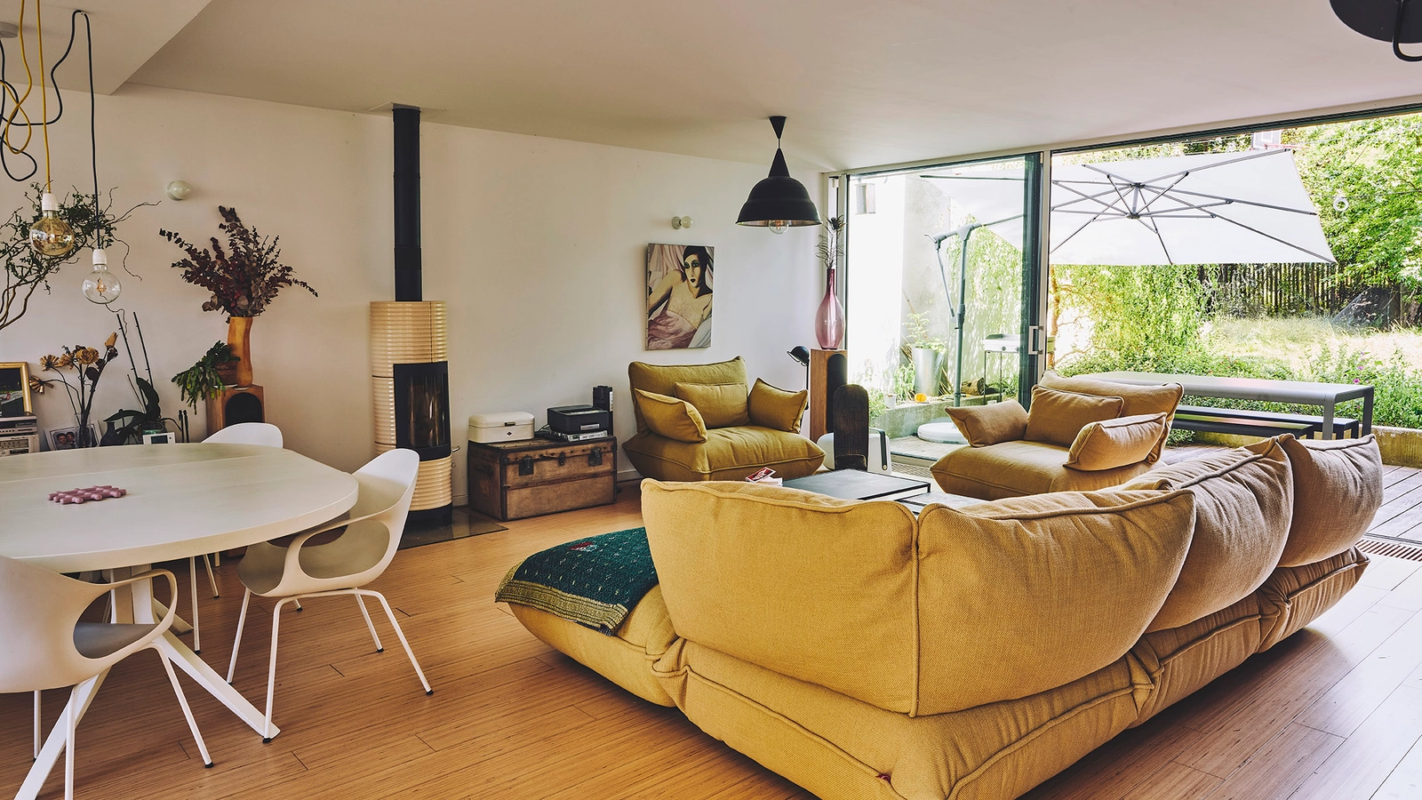 Space Bright architect-designed house with a large open-plan living area opening onto a garden - 3