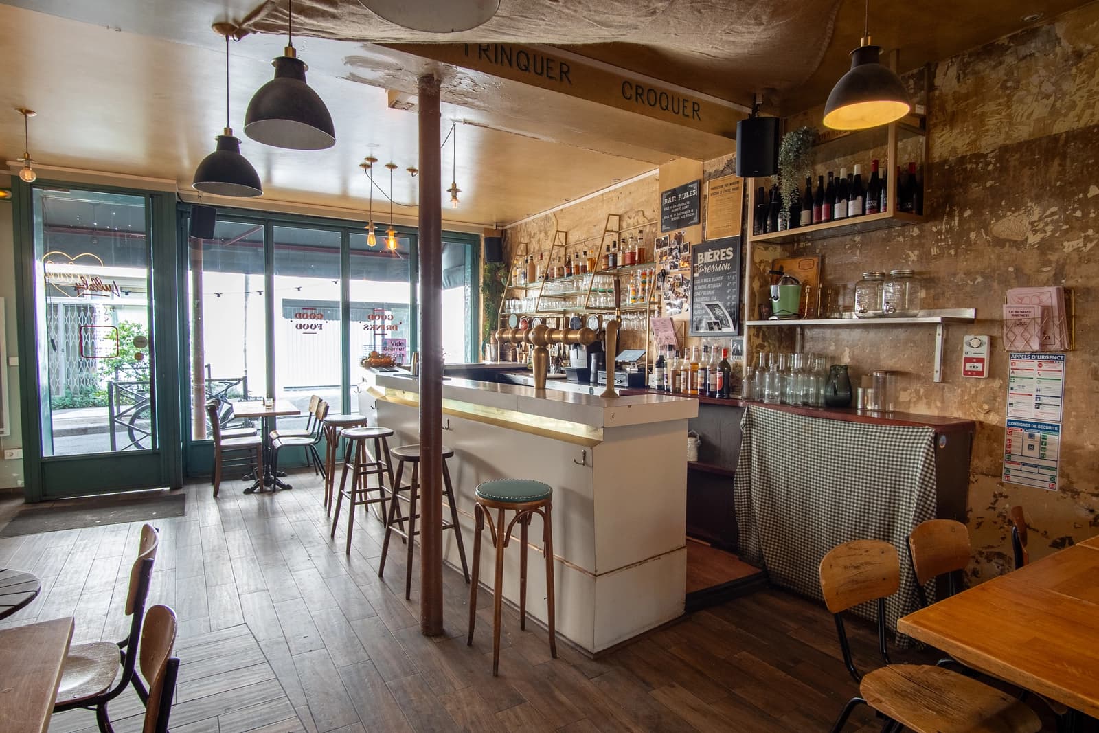 Space Quirky bar with a vegetated patio - 3