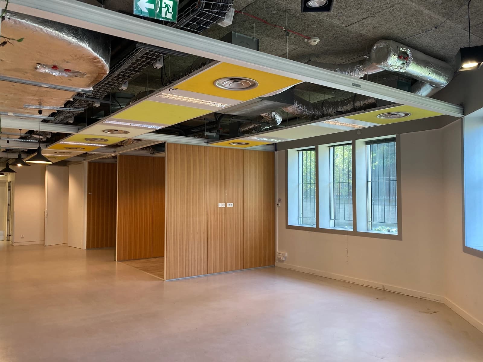 Space Industrial-style reception hall, ideal for filming and shoots - 4