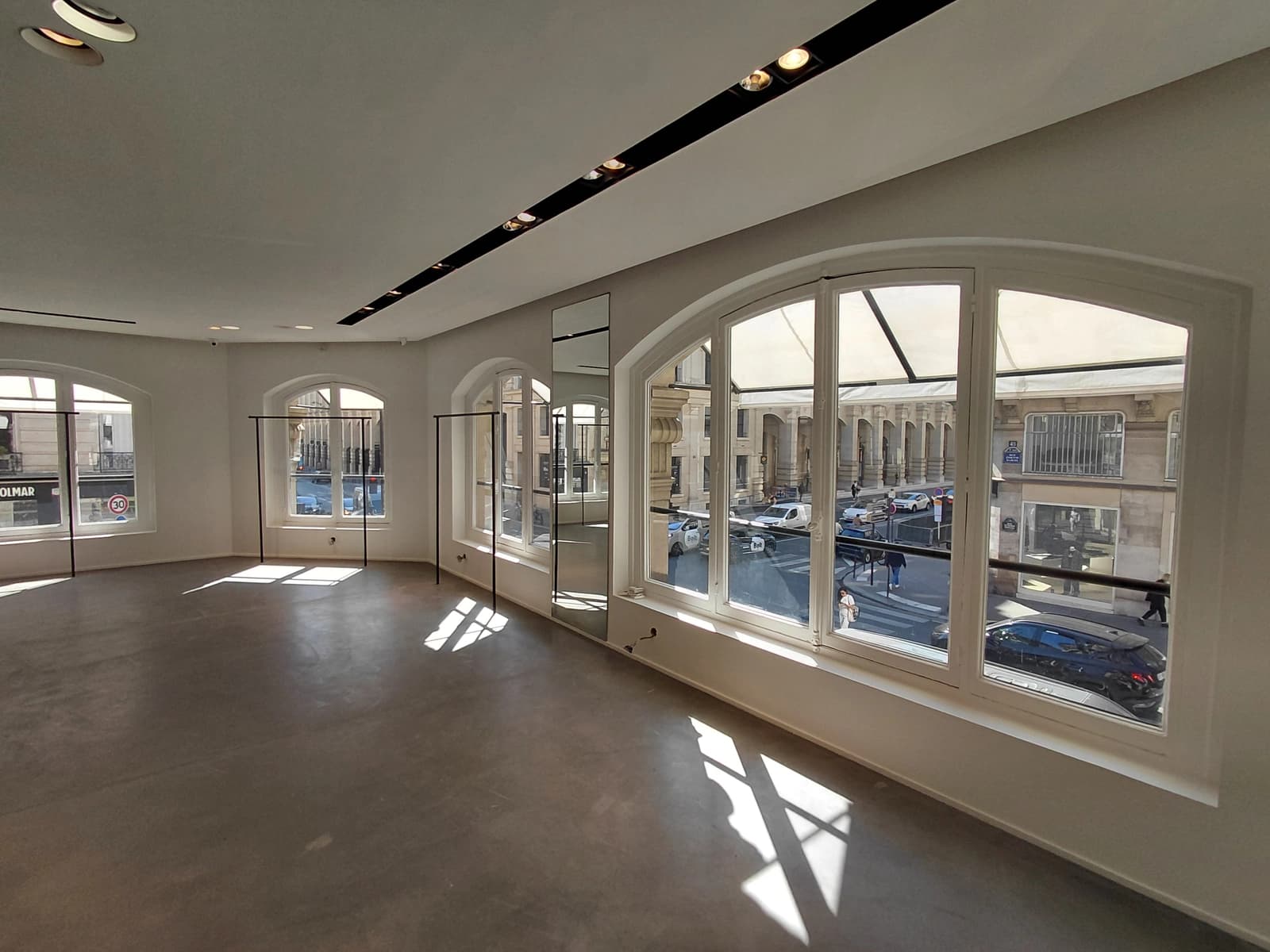 Espace Boutique avec grandes vitrines linéraires - 2