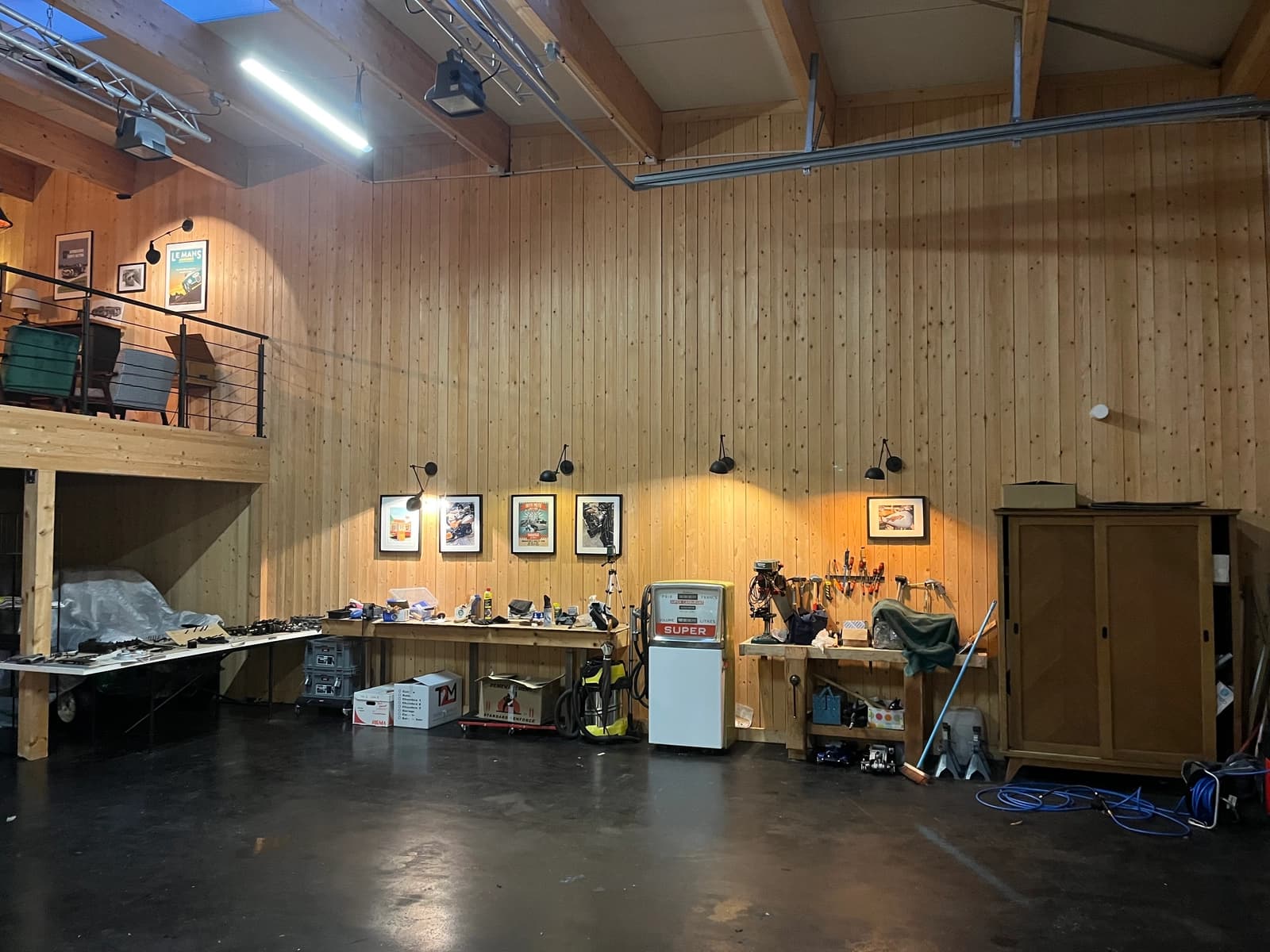 Space Garage workshop for classic cars with bar and convivial area - 1