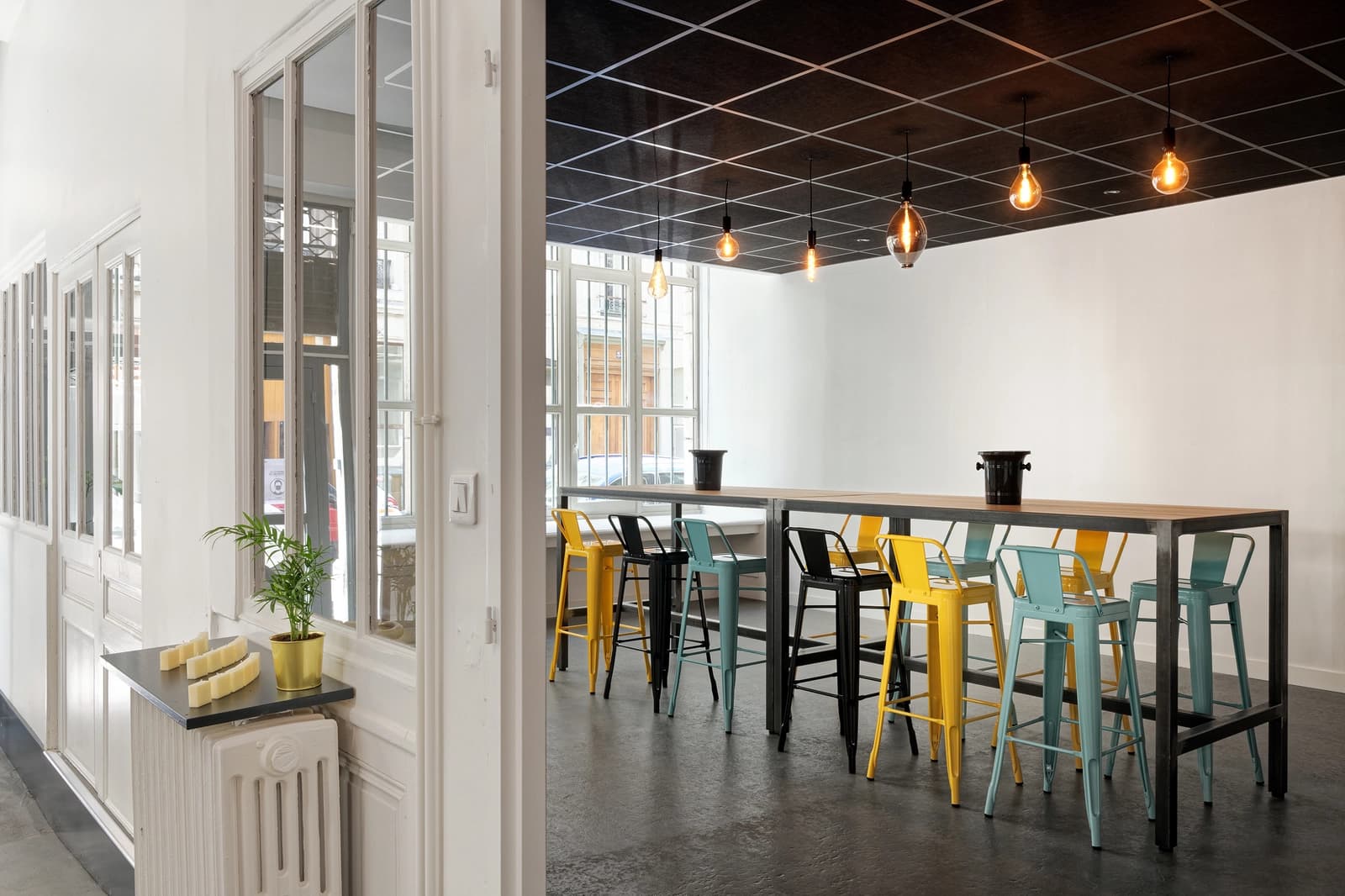 Espace Chai urbain entre cuves inox, béton brut et barriques - 4