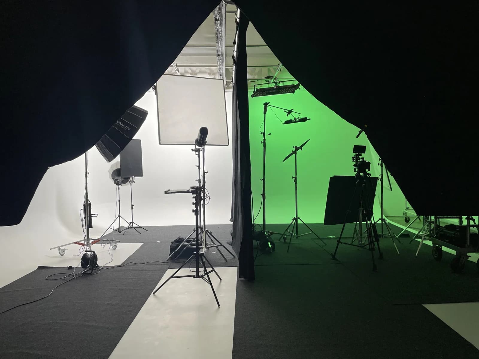 Space Photo and video studio with large 2-sided cyclorama - 1