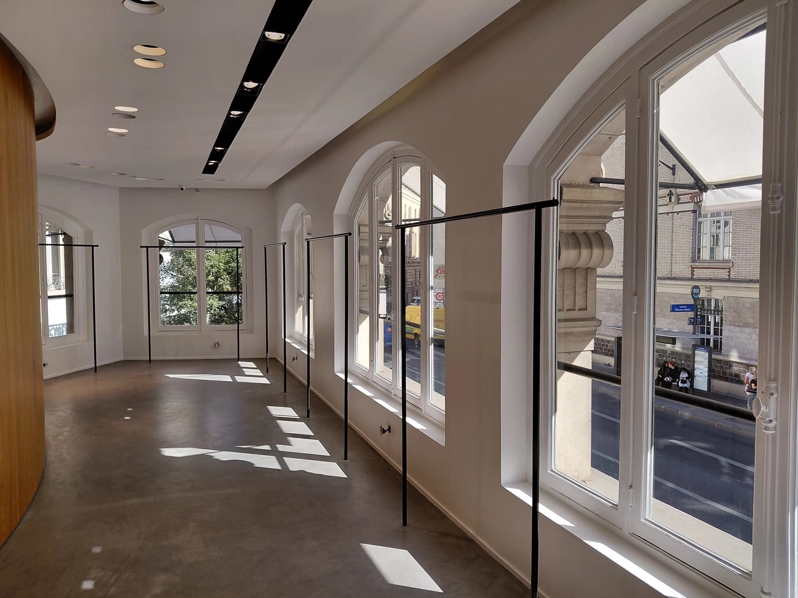 Espace Boutique avec grandes vitrines linéraires - 1