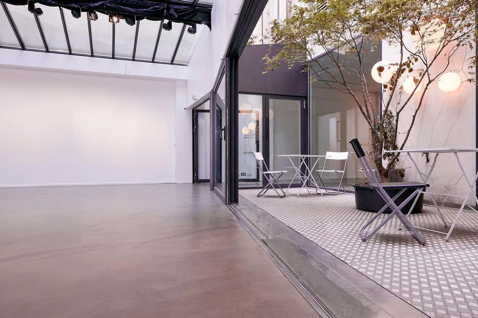 Space Glass-roofed art gallery with private patio in the heart of Faidherbe village - 2