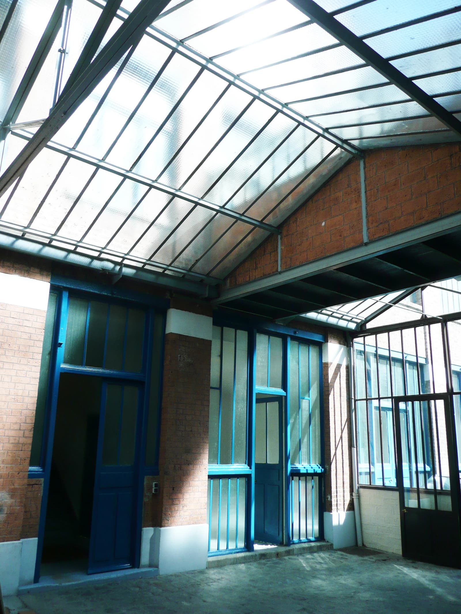 Space Stunning glass roof in an industrial building, Eiffel-style architecture - 4