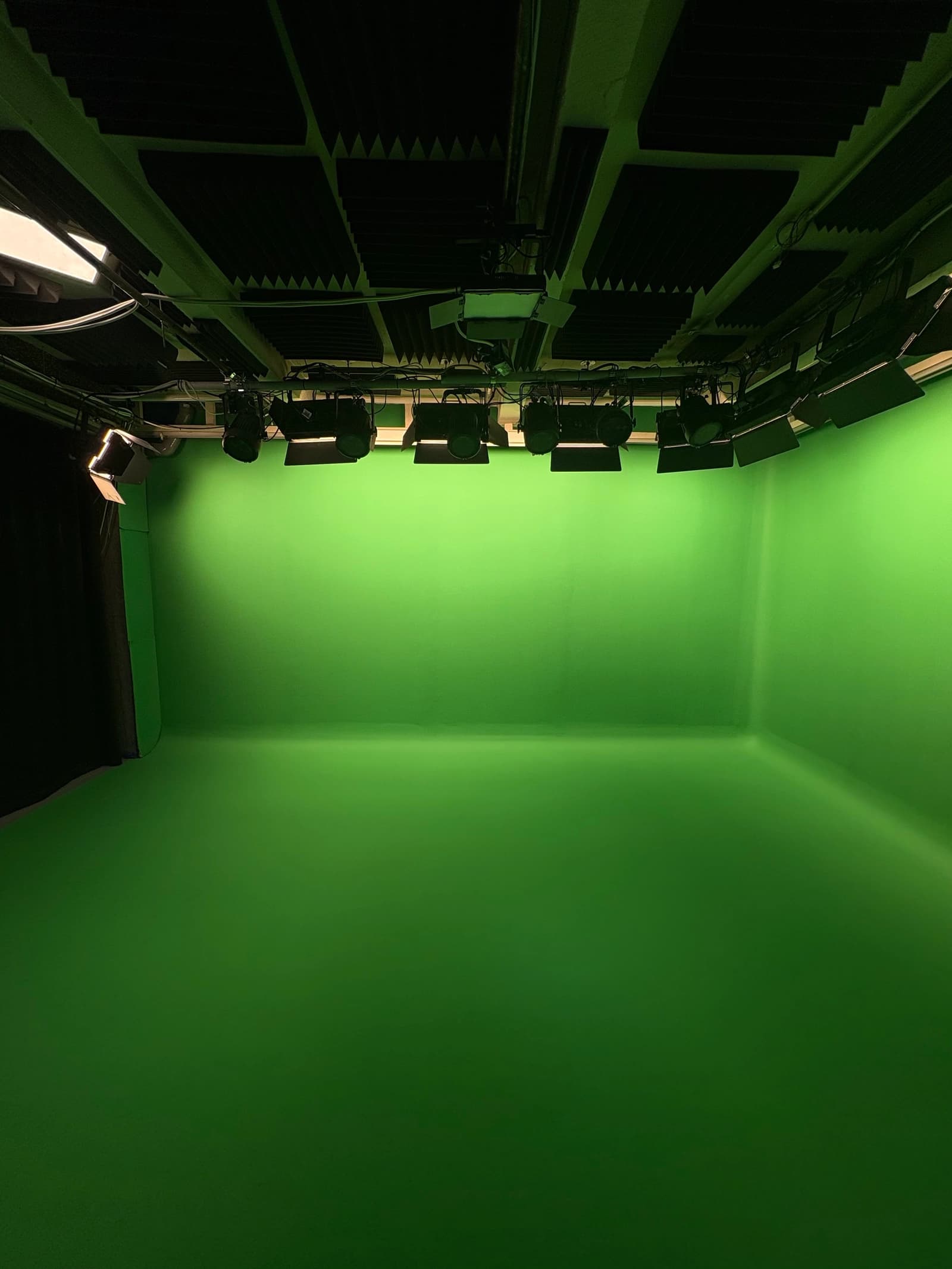Space Green screen studio in Montmartre - 25 m² video set with integrated control room - 0