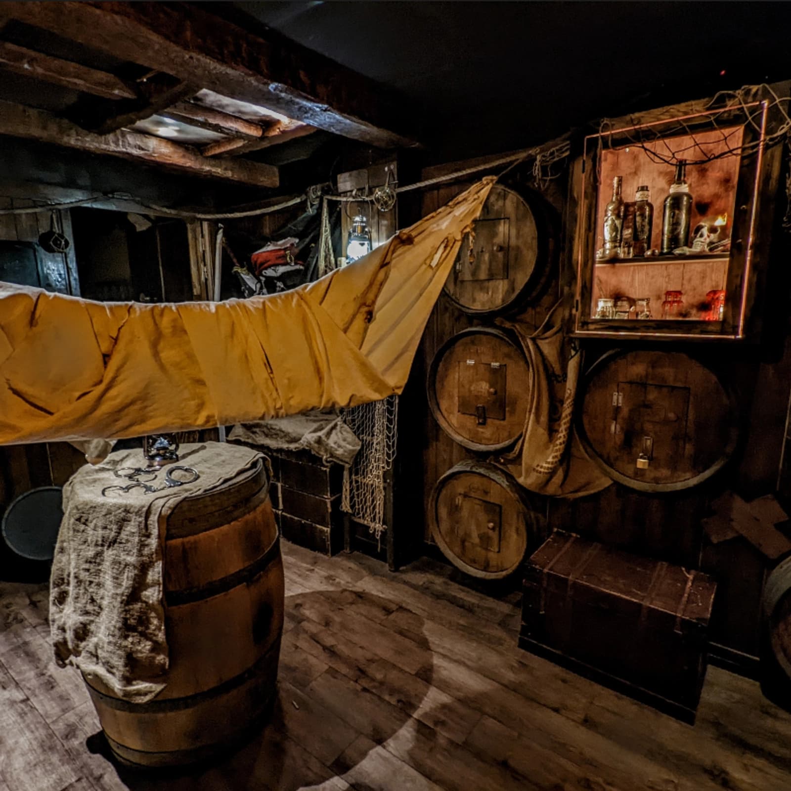 Espace Salle et ambiance cale de bateau - 1