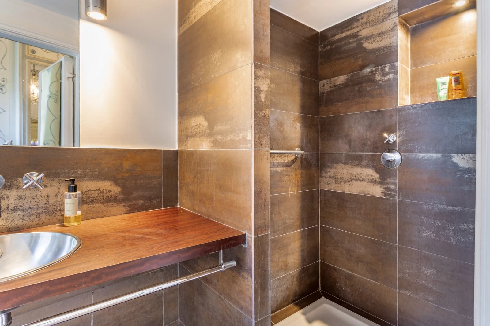 Salle de bain dans Hôtel particulier atypique au charme confidentiel - 1