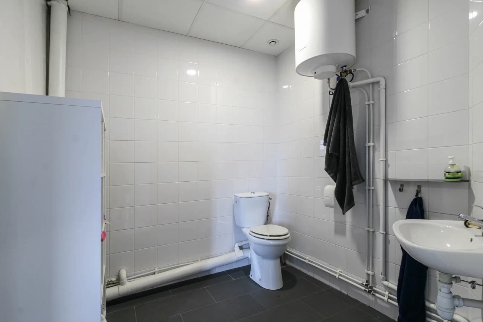 Space Large 305 m² mixed premises with warehouse and offices - ideal for filming, production, control room or studio. - 3