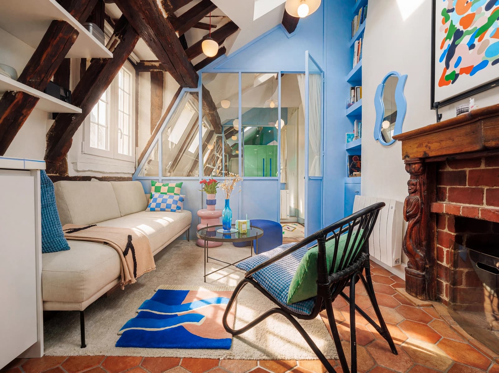 Space Colorful apartment under the rooftops - 0