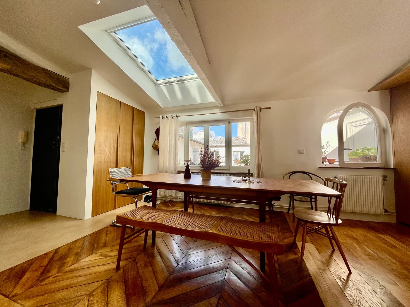 Espace Loft bohème lumineux sous les toits – séjour de 60m², poutres, tomettes, velux – Canal Saint-Martin - 3