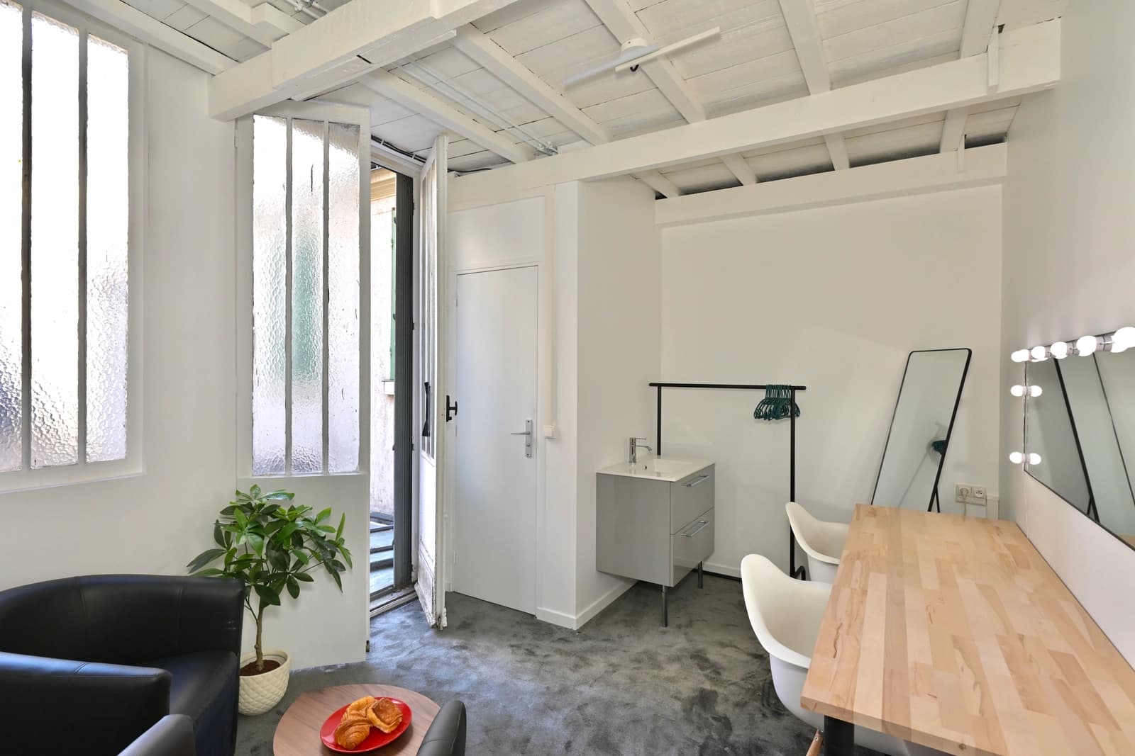 Space Green screen studio in Montmartre - 25 m² video set with integrated control room - 1