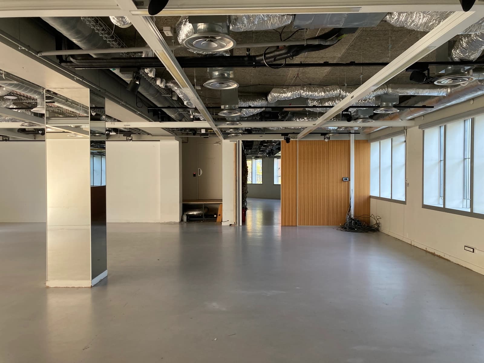 Space Industrial-style reception hall, ideal for filming and shoots - 0