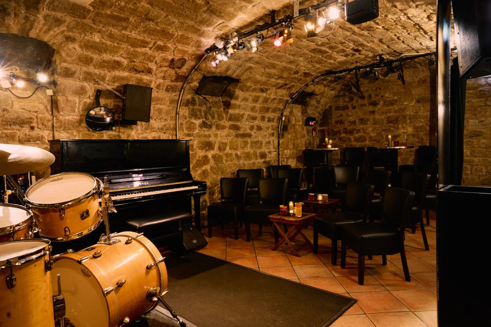 Space Vaulted Cave in the Heart of the Marais - 3