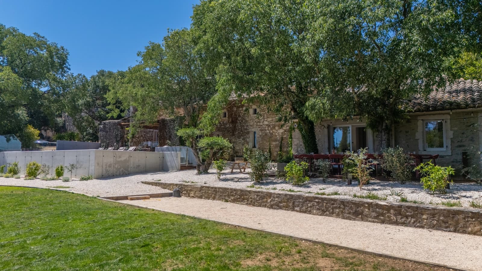 Espace Maison - Mas en pierre moderne - 1
