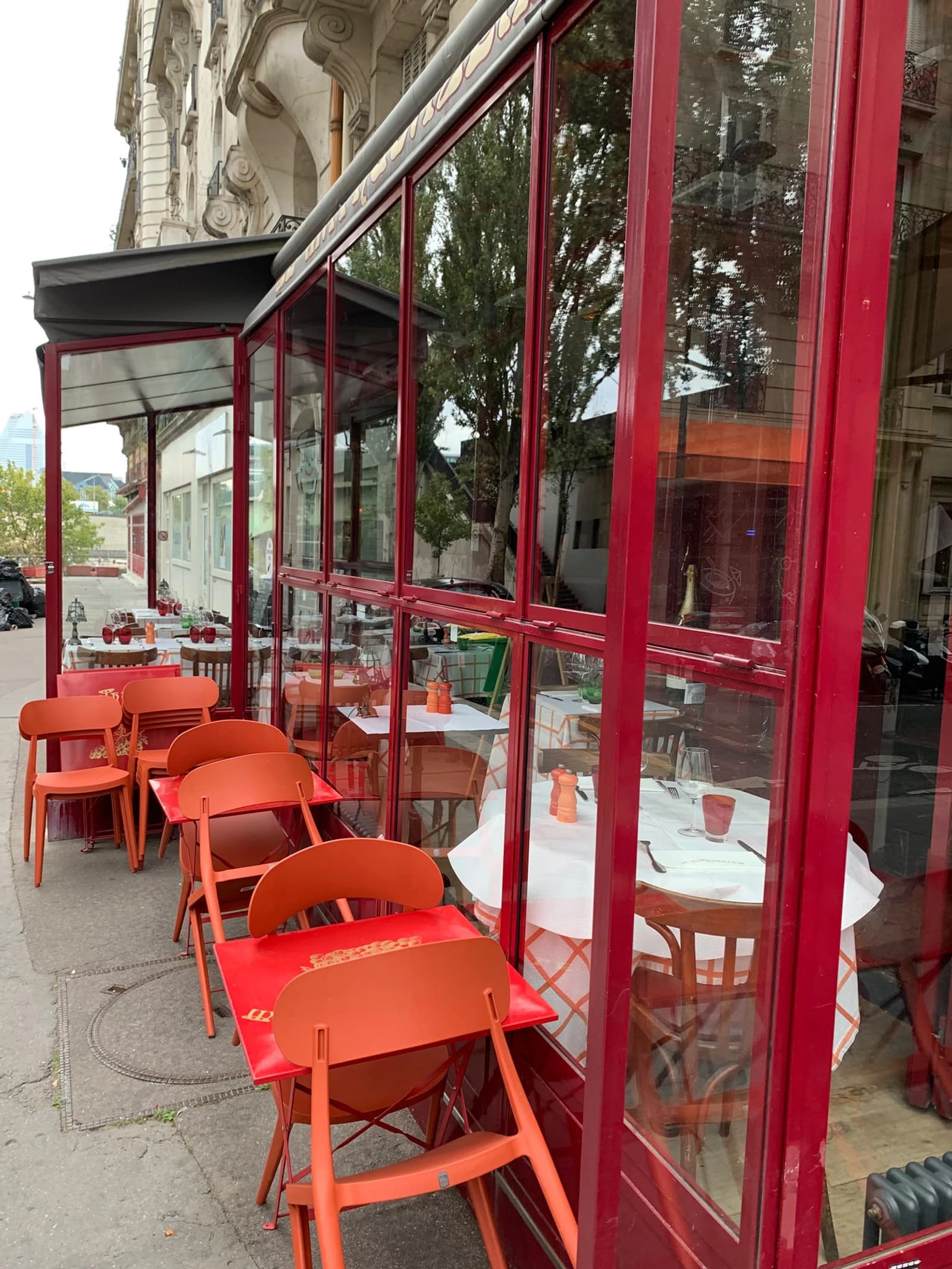 Space Typically Parisian Brasserie - 4