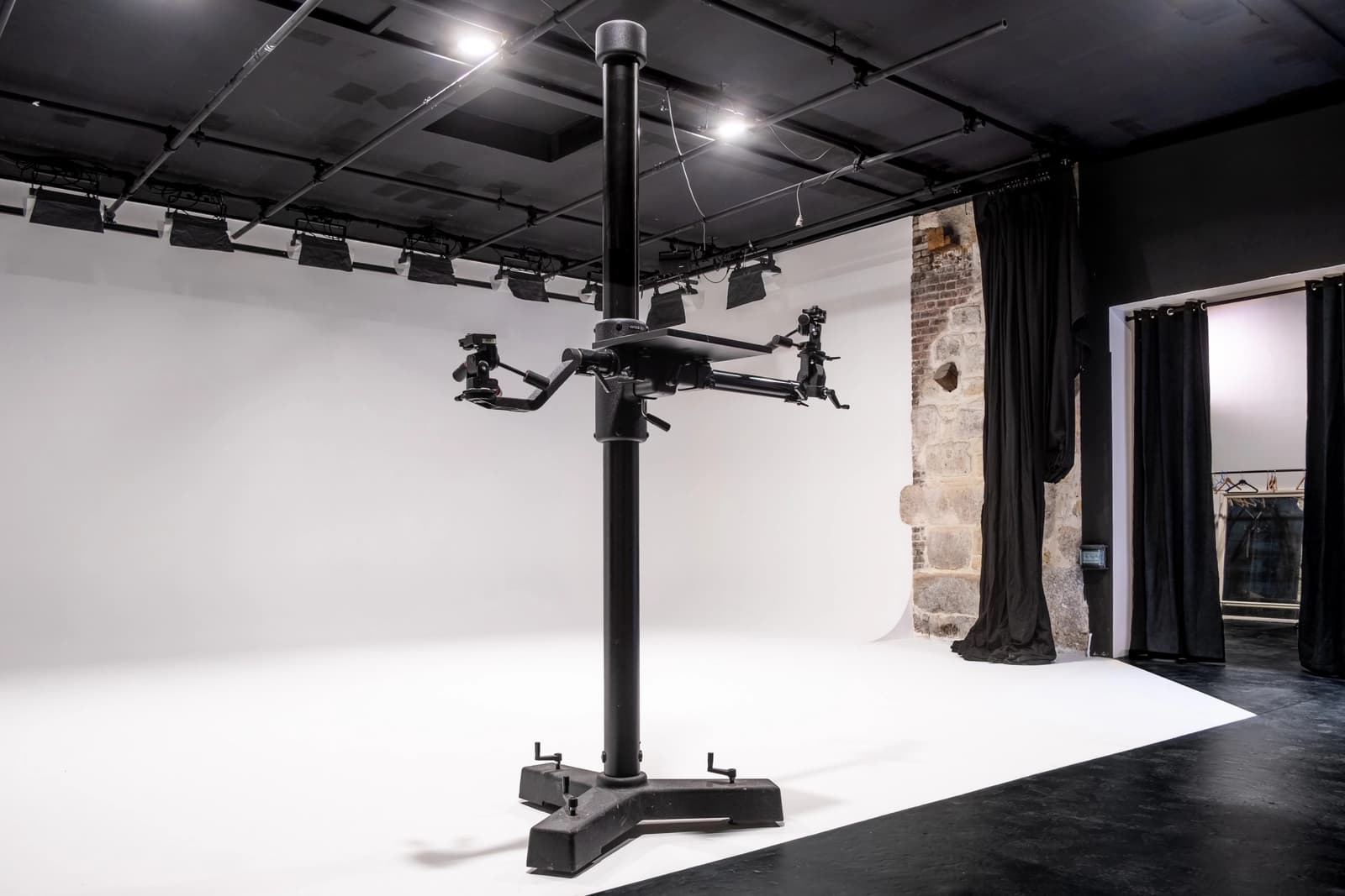 Espace Studio Photo et Video de 200m2 sur deux étages avec terrasse à 50 m du métro - 3