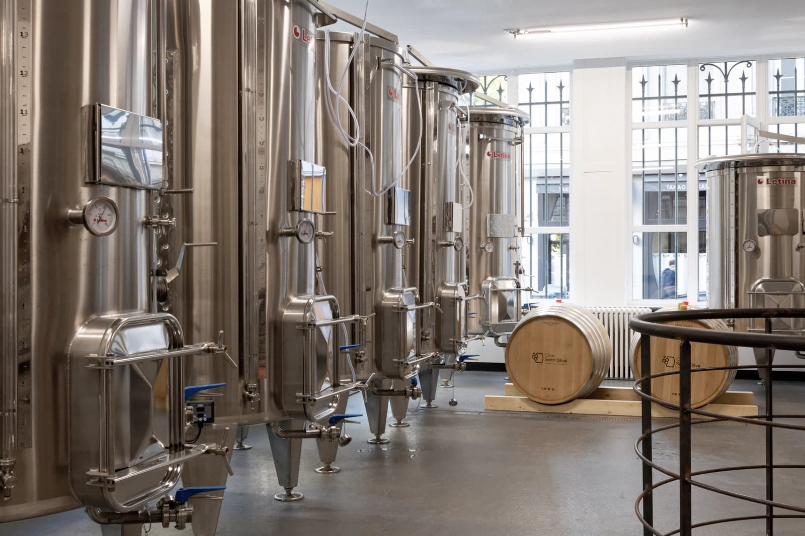 Espace Chai urbain entre cuves inox, béton brut et barriques - 0