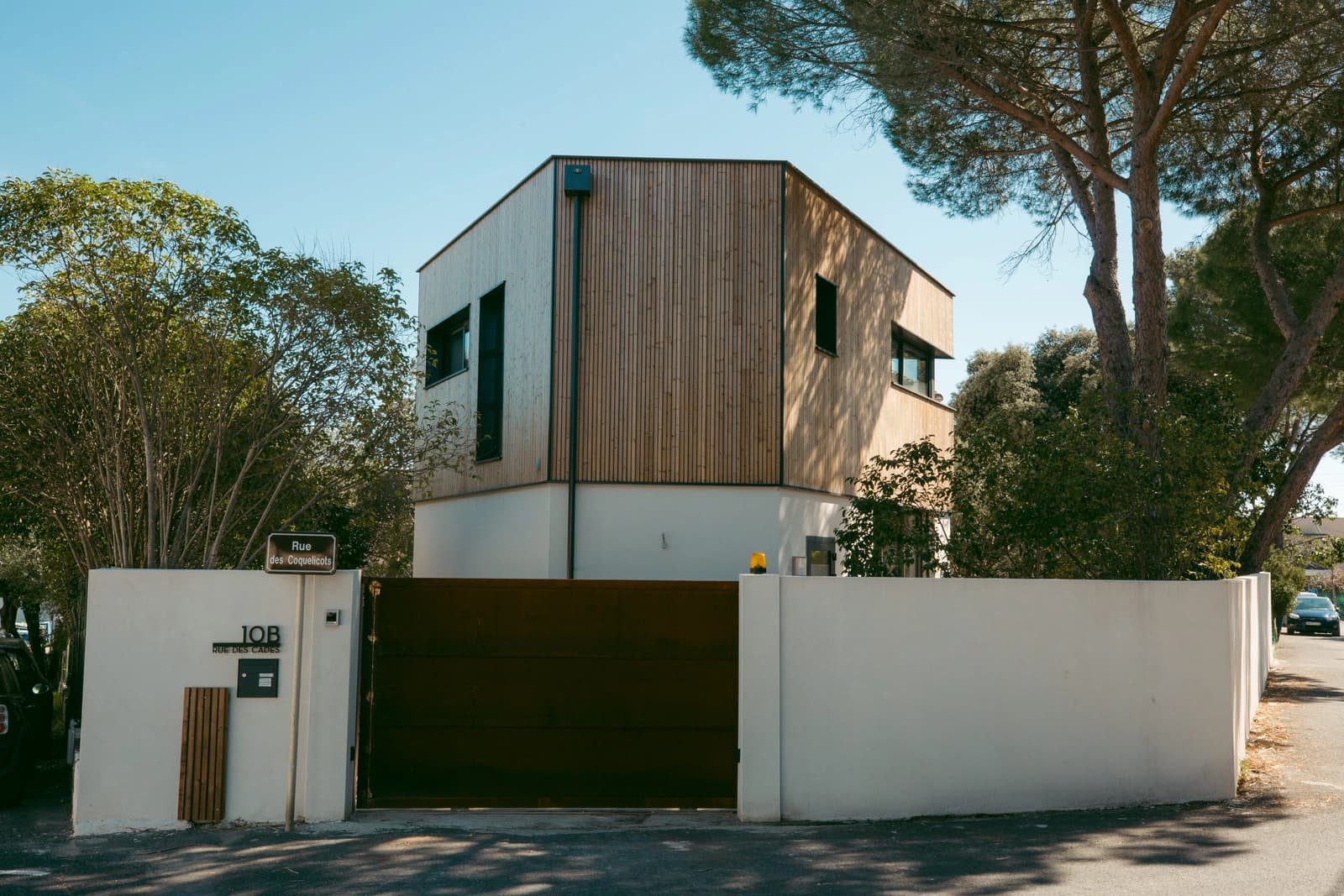 Atypical architect-designed house in the pines