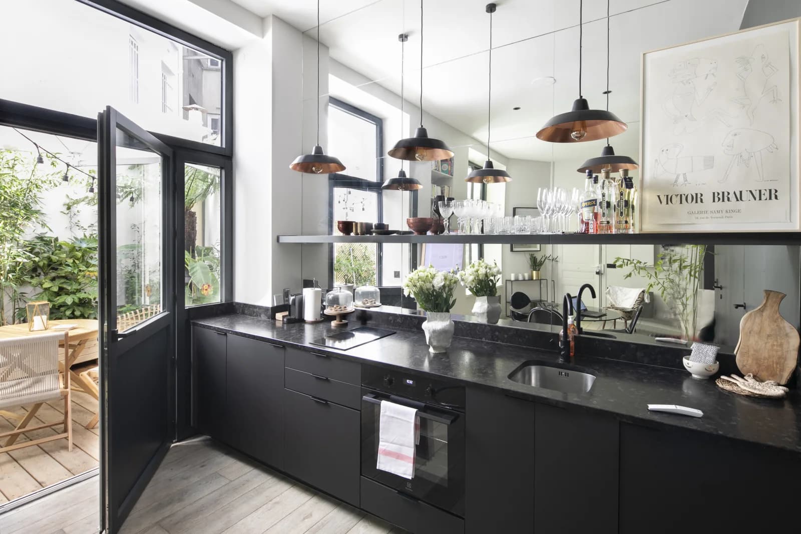 Cuisine dans Paris 6e: mini loft avec son jardin-terrasse secret - 1