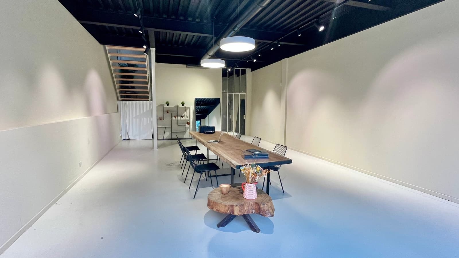 Space Showroom - 0