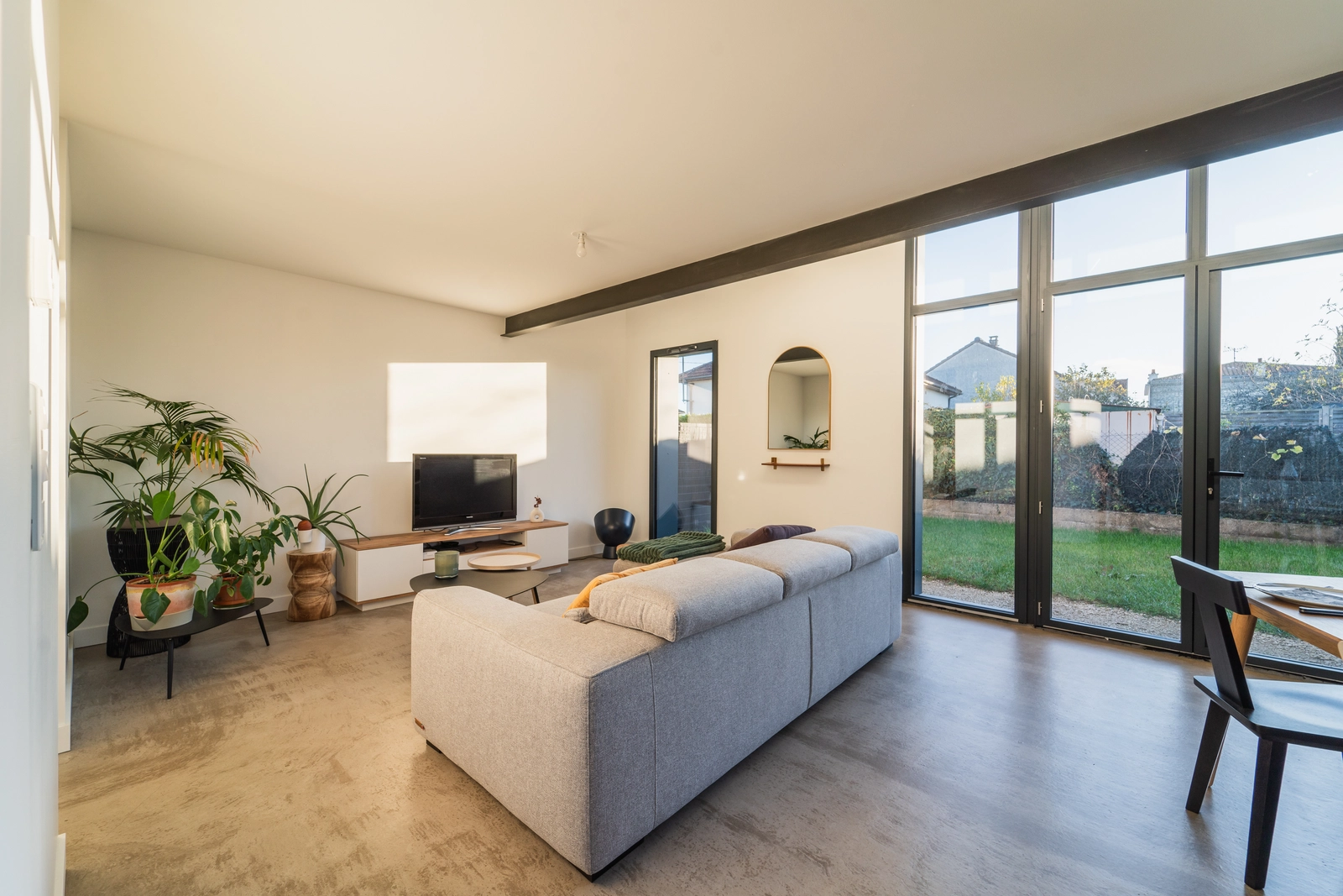Space Renovated bright loft with contemporary volumes, a glass conservatory and a natural atmosphere - 2