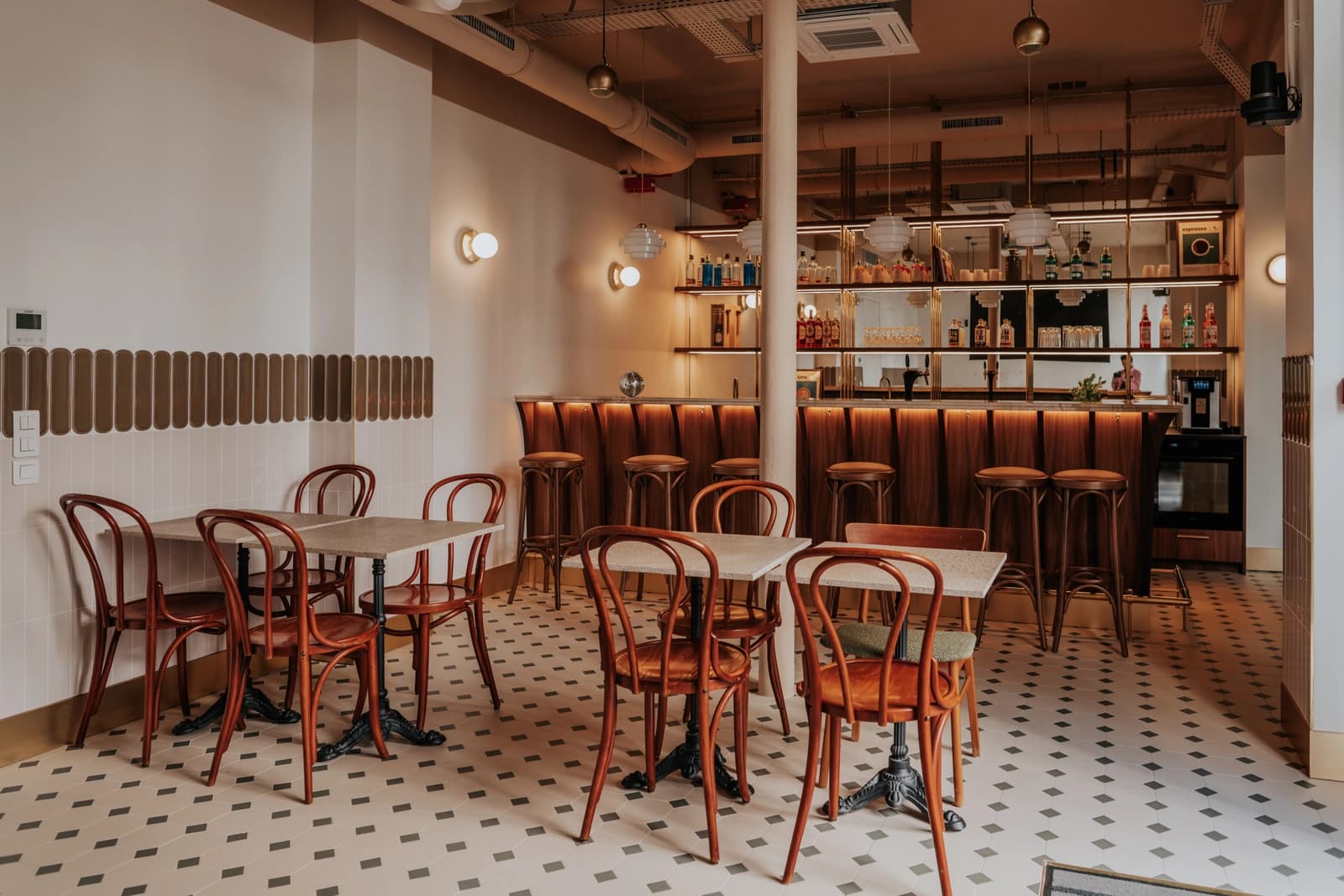 Space Unique venue in the heart of the 14th arrondissement: monumental skylight bathed in natural light, 400m² - 1