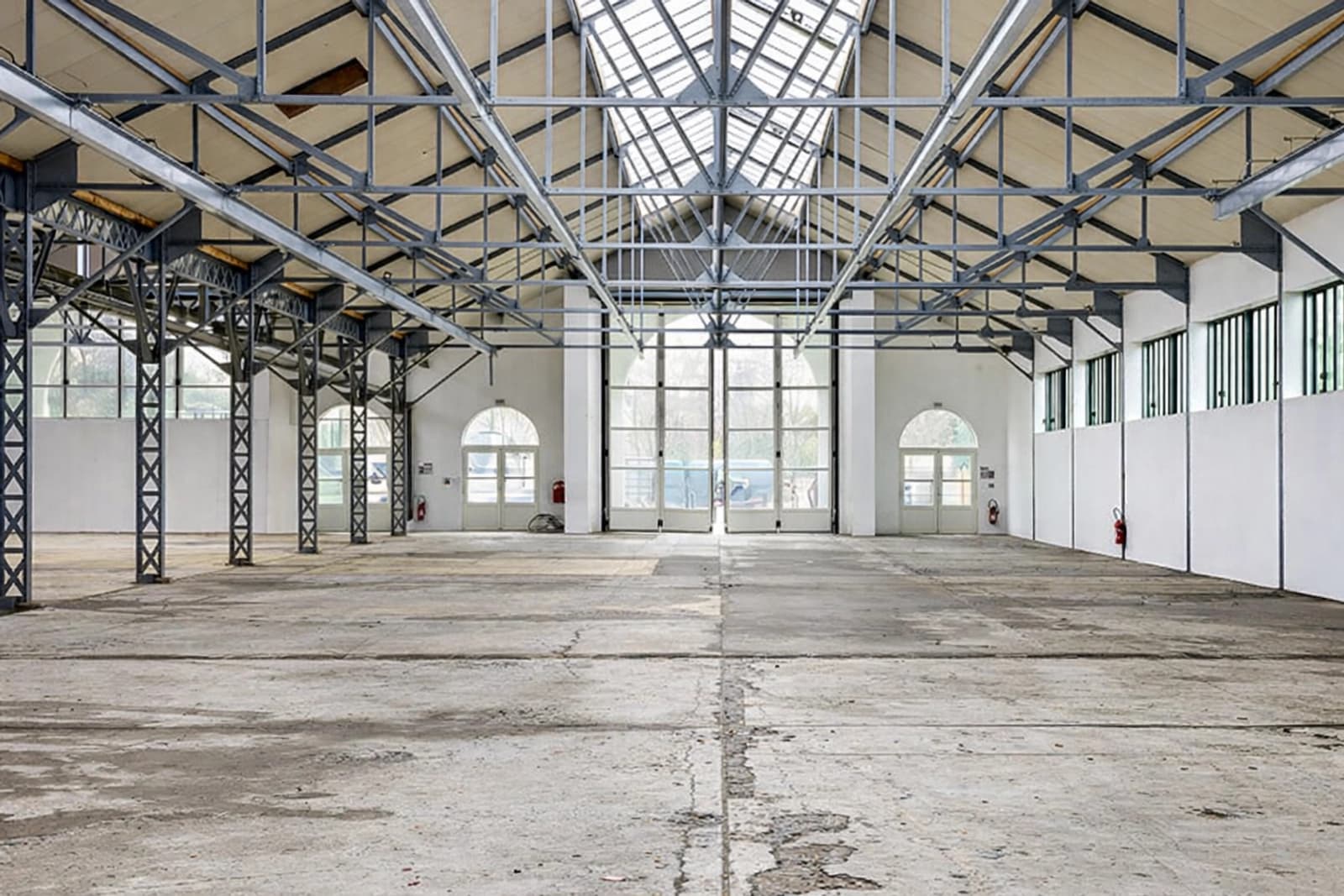 Space Large halls able to accommodate vehicles, offices, and a rooftop - 0