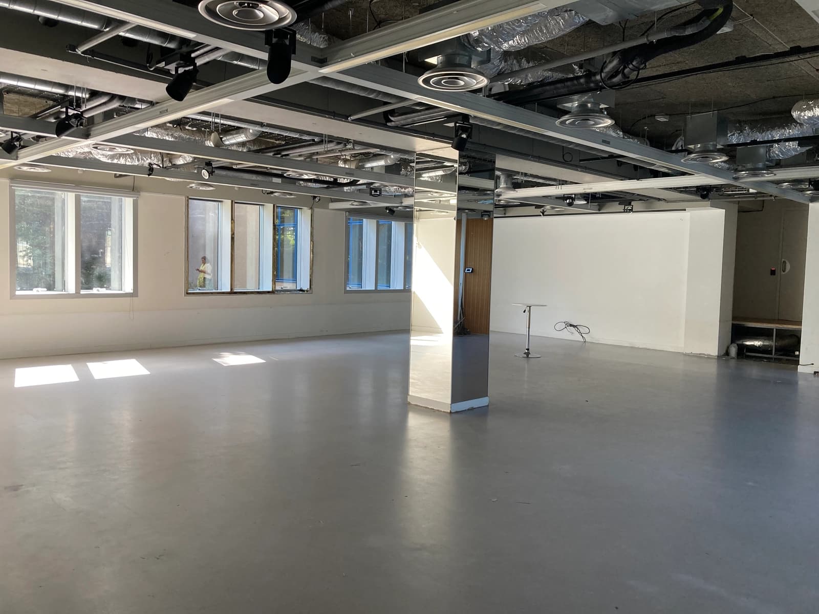 Space Industrial-style reception hall, ideal for filming and shoots - 2