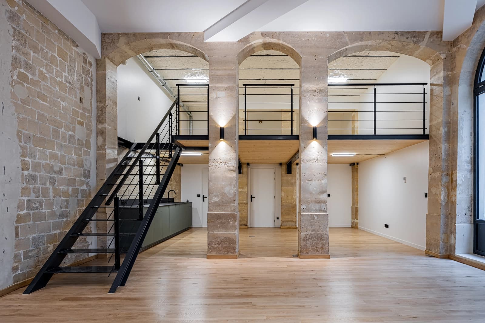 Space Empty event space with a glass roof in Paris 3 - 1