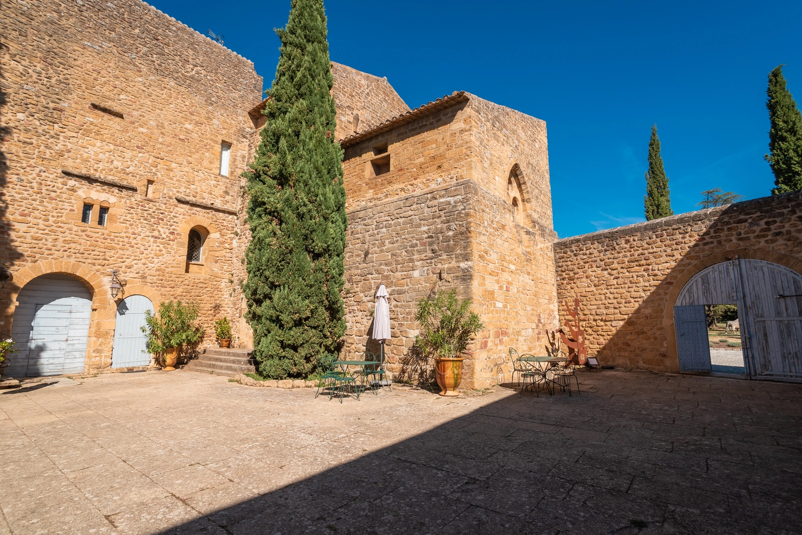 Space 12th-century castle in the heart of Provence - 3