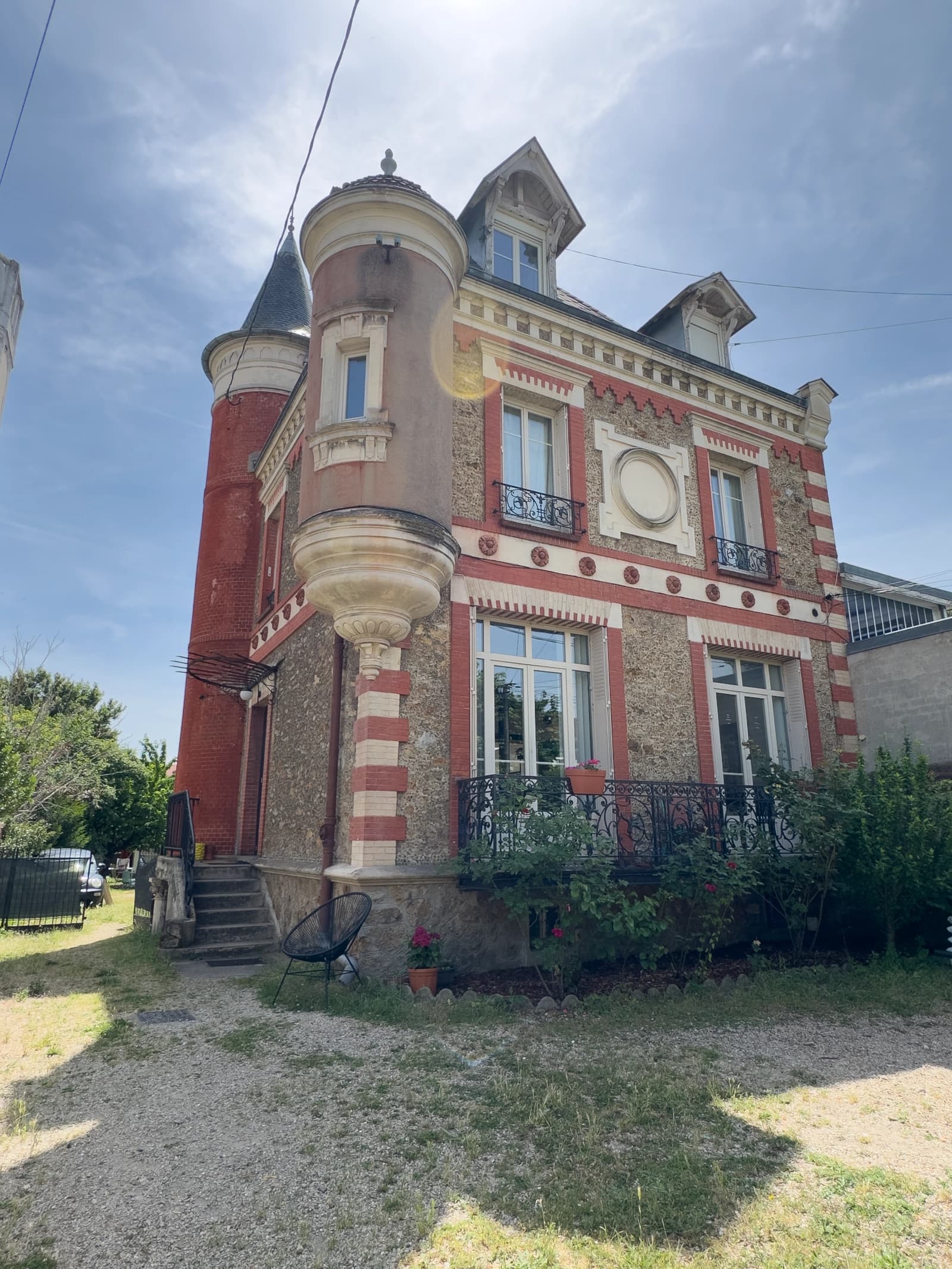 Space House with character in meulière stone - 1