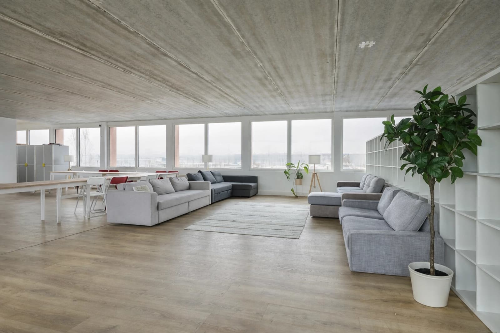 Space Large halls able to accommodate vehicles, offices, and a rooftop - 3