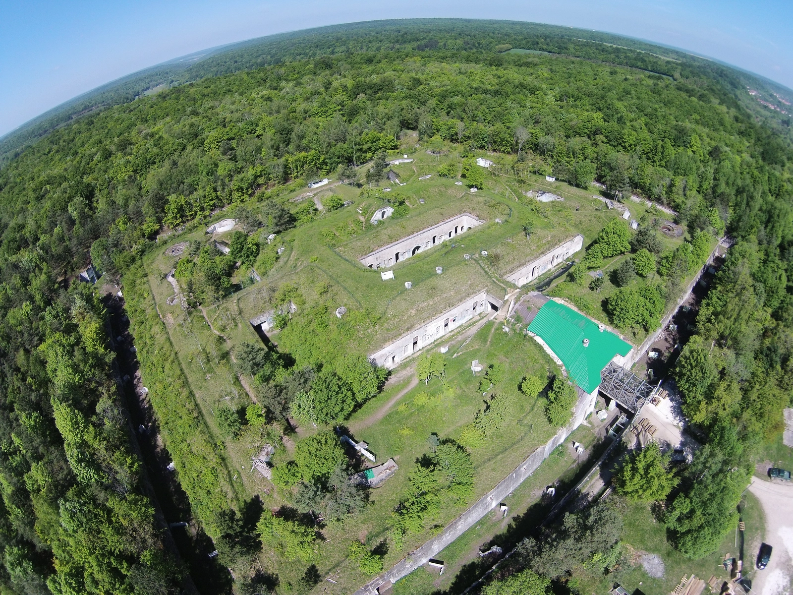 Espace Fort militaire isolé avec forêt, décor immersif - 0