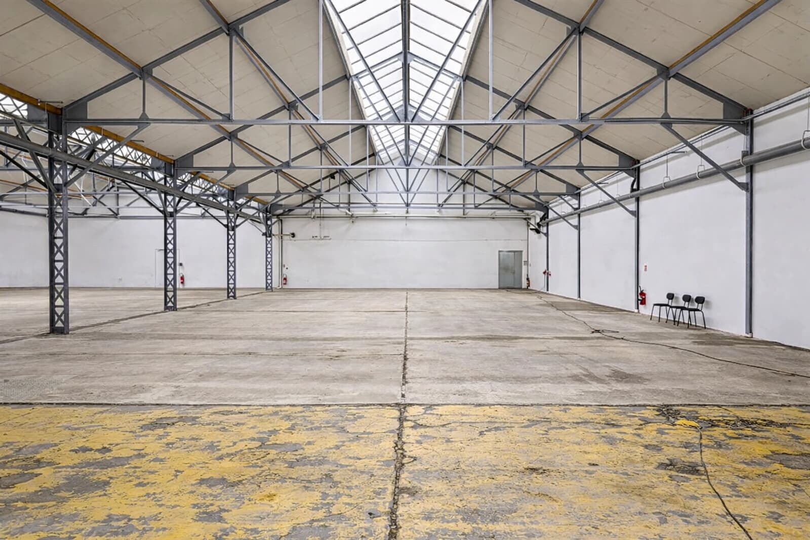 Space Large halls able to accommodate vehicles, offices, and a rooftop - 1