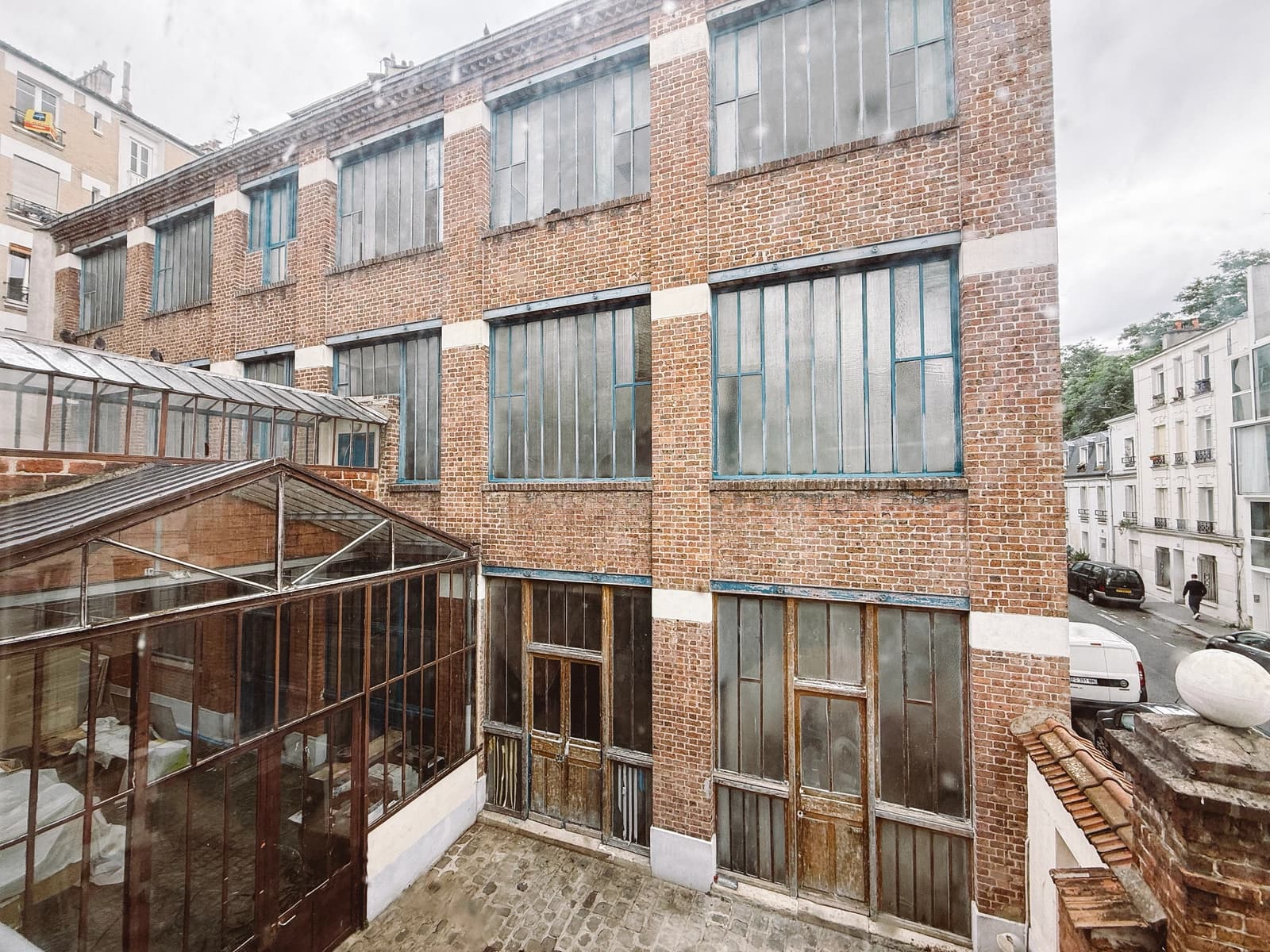Space Stunning glass roof in an industrial building, Eiffel-style architecture - 2