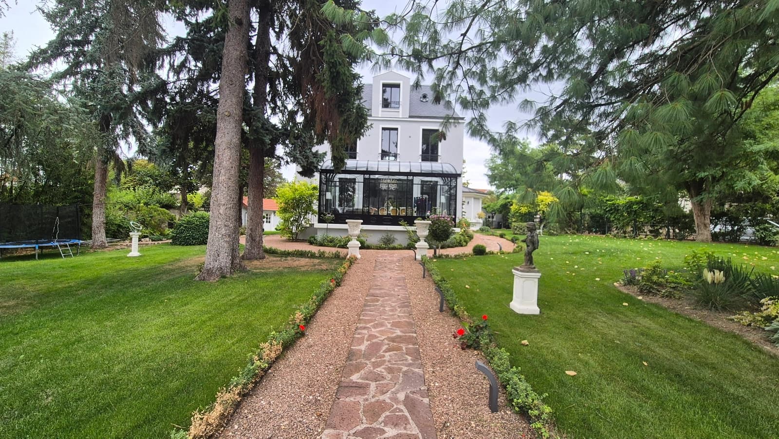 Space Exceptional private mansion – 300 m² with a 2000 m² tree-lined park - 0
