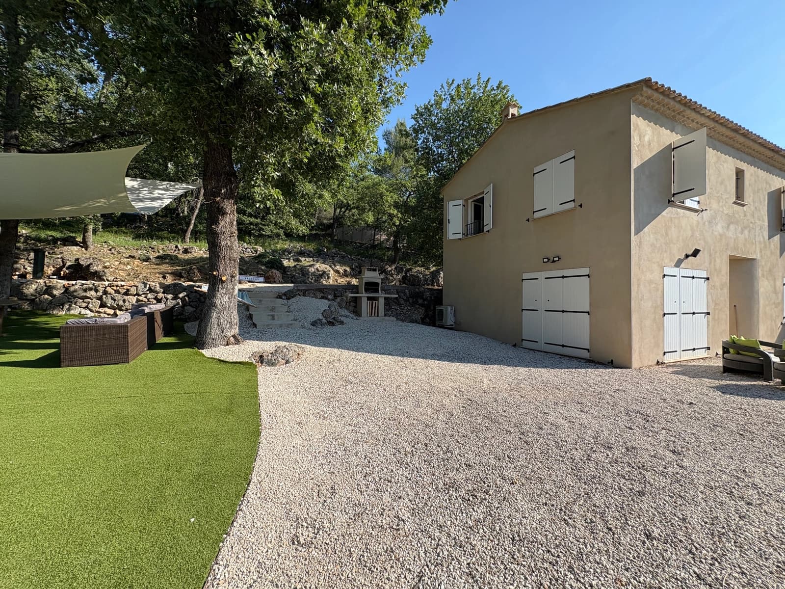 Espace Maison avec piscine avec forêt et jardin verdoyant - 2