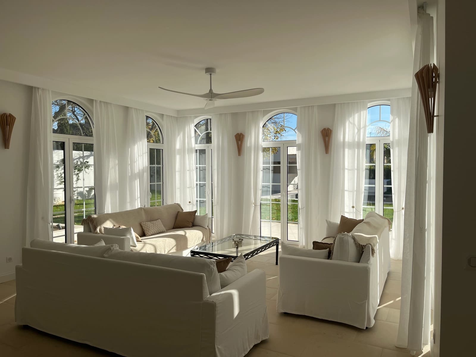 Space Characterful white house - 2