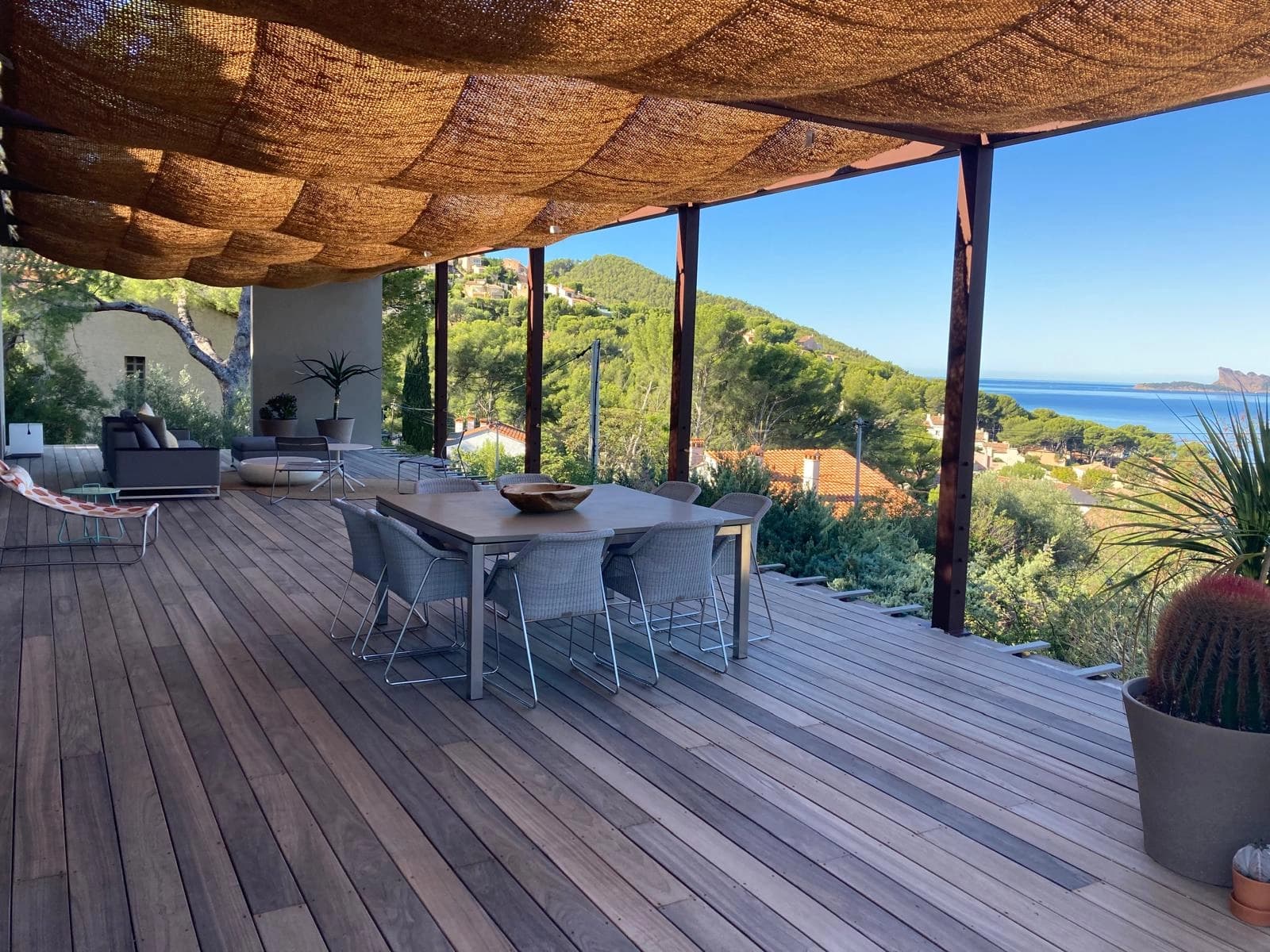 Space Contemporary architect-designed house, with terrace and pool overlooking the sea - 3