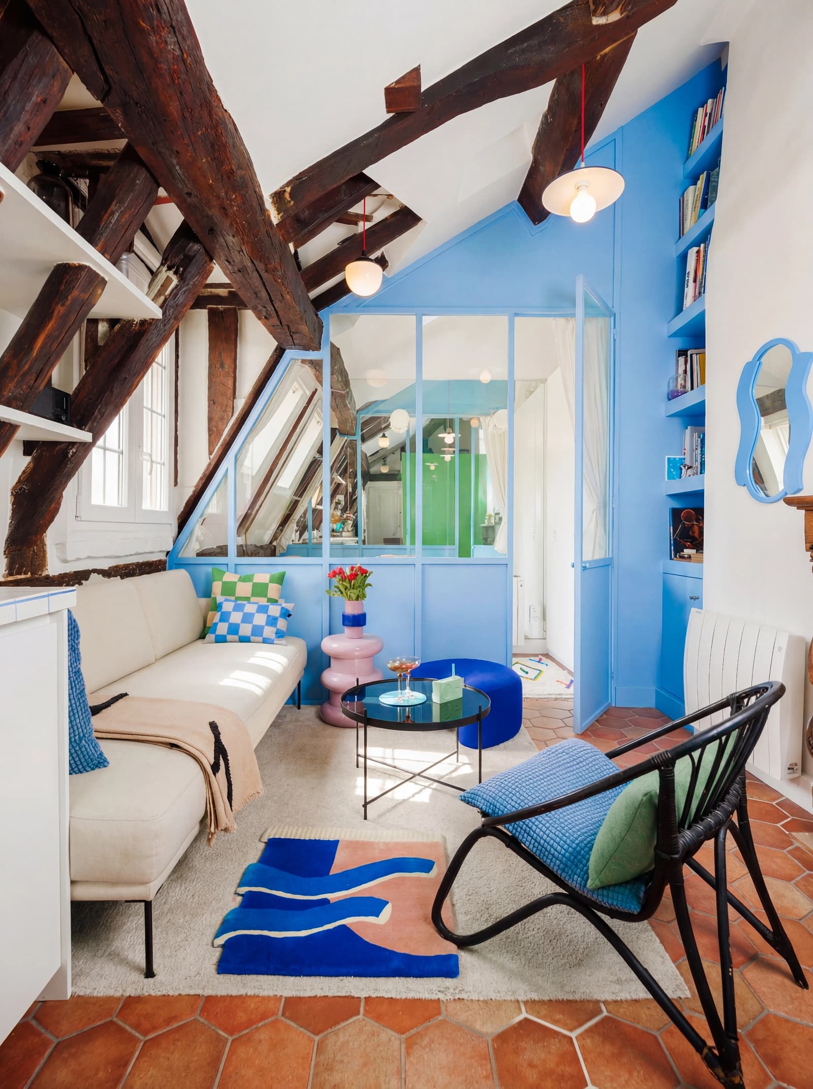 Space Colorful apartment under the rooftops - 1