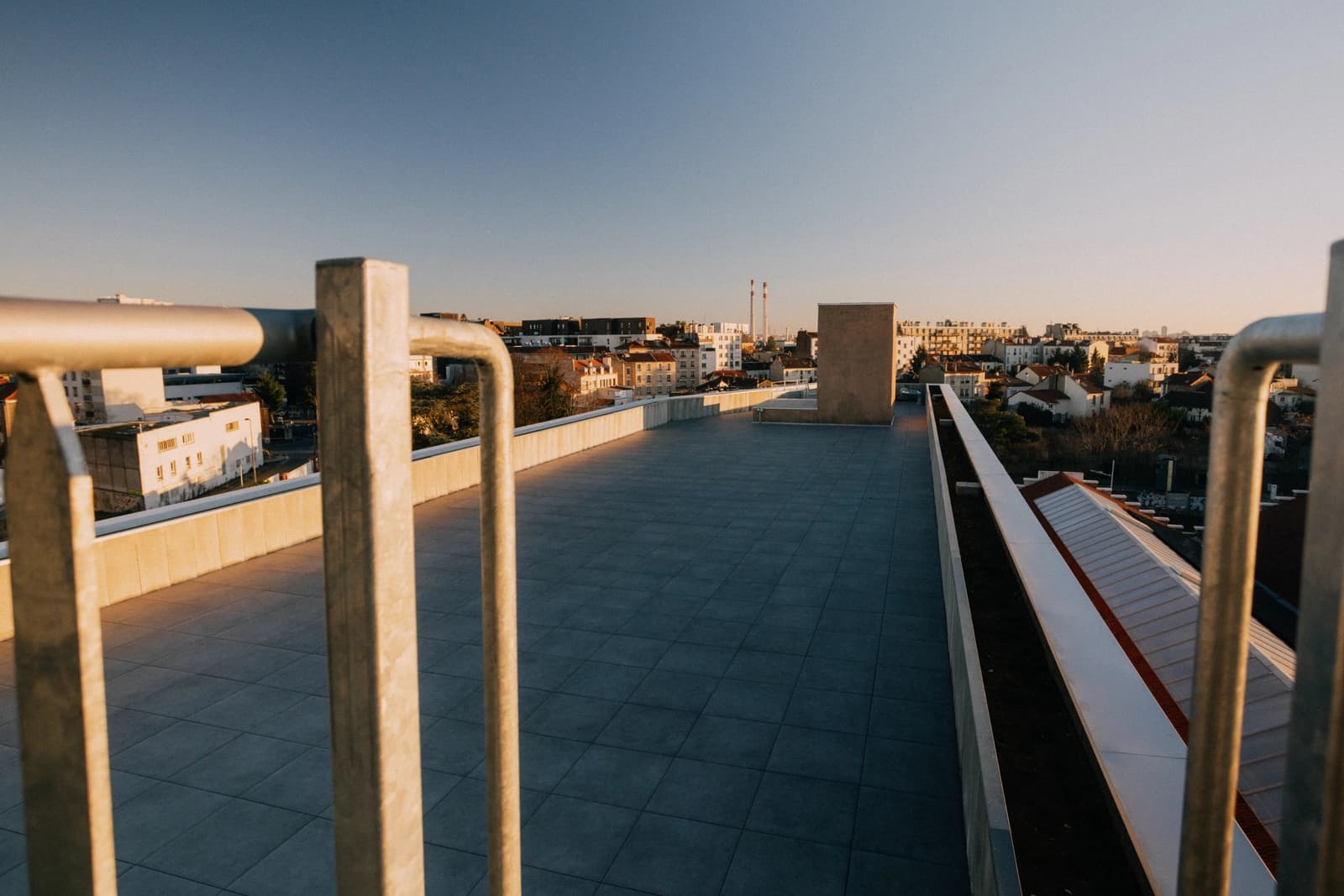 Space Large halls able to accommodate vehicles, offices, and a rooftop - 4