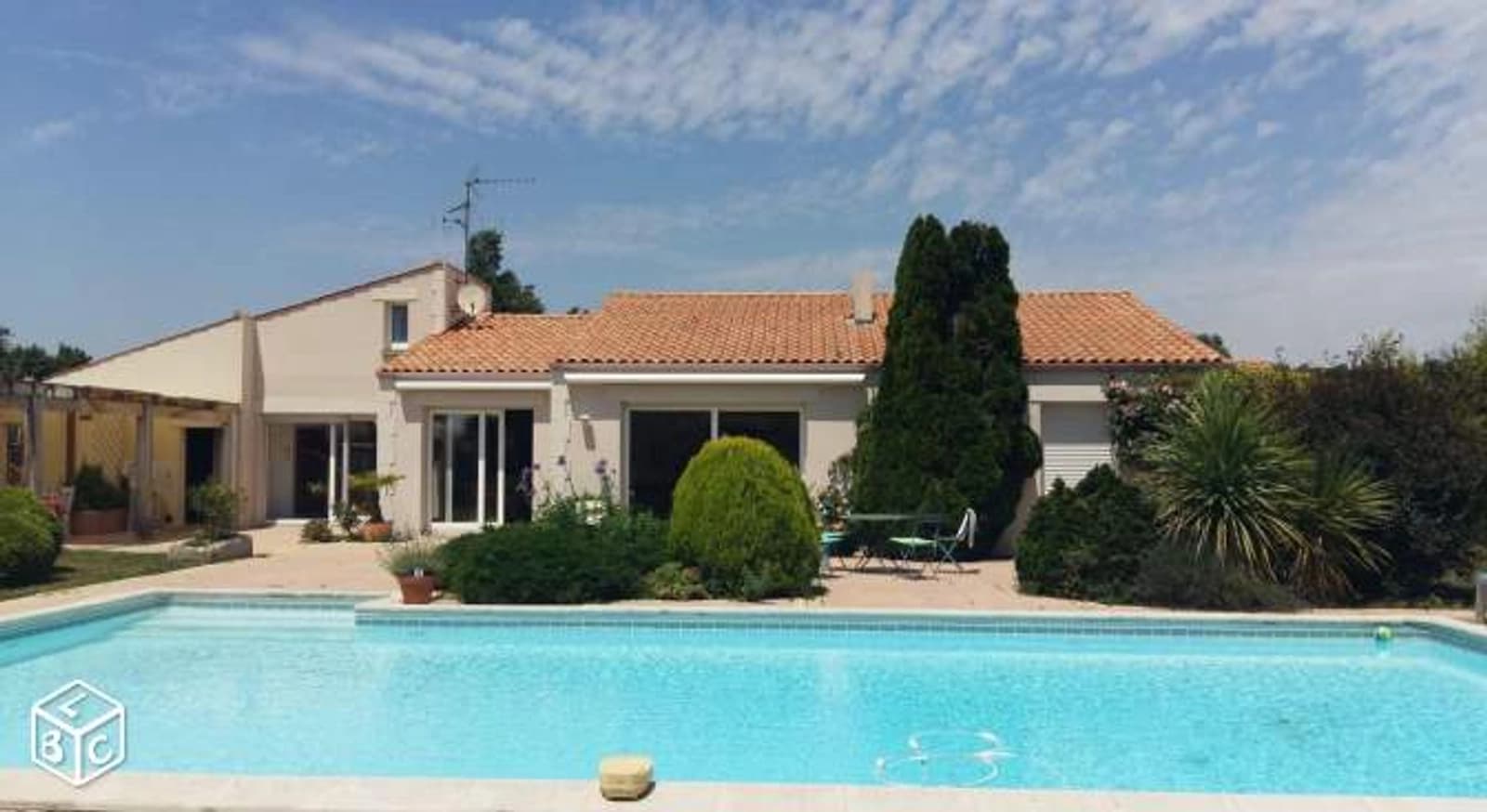Espace Superbe villa, piscine privée et vaste jardin clos, arboré et fleuri (1000m²) - Accès à un parc privé possible (6000m2) avec potager et espace boisé - 1